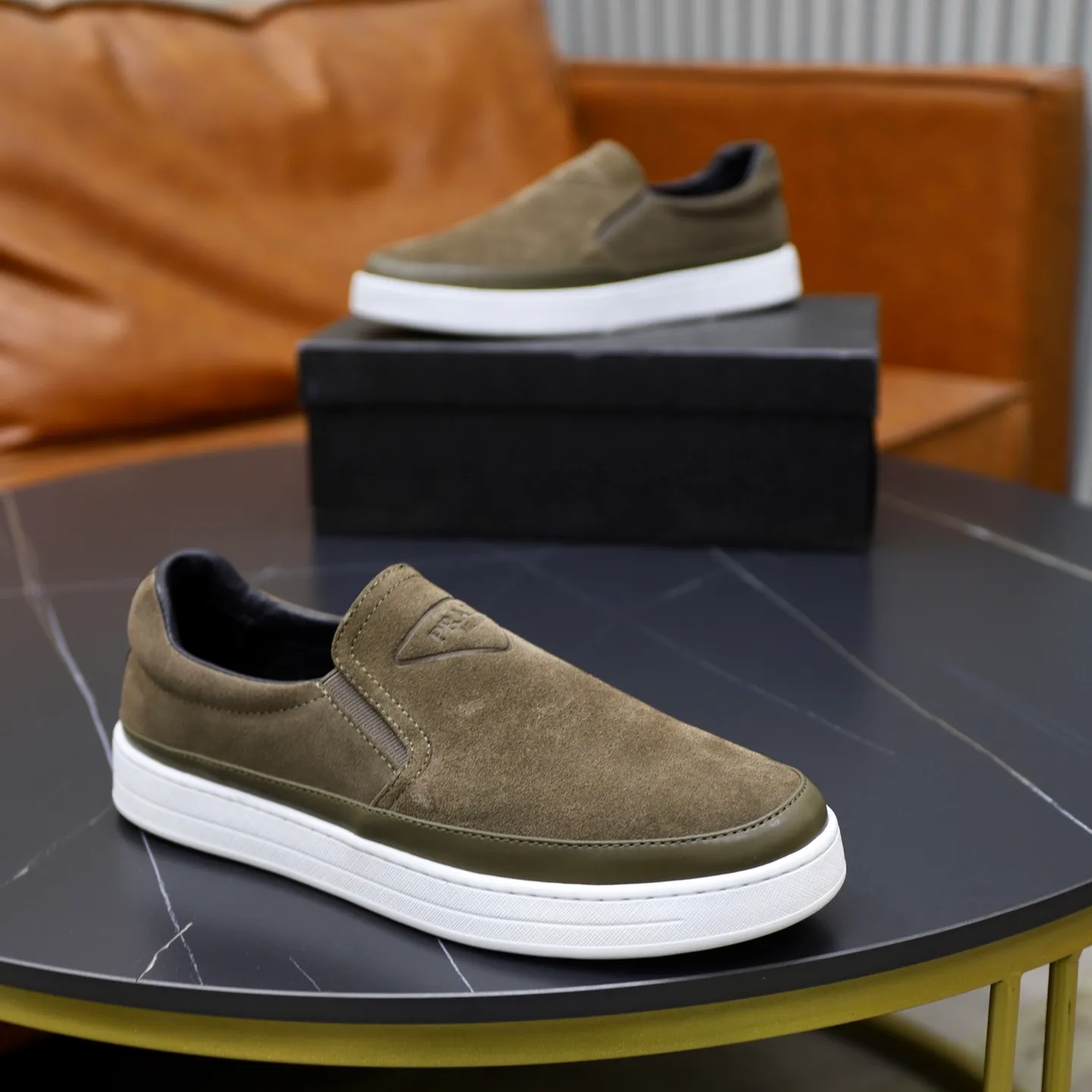 Ex-factory price: 420💰🙅‍♂️🙅‍♂️🙅‍♂️ Brand: PRADA Standard code: 38-44 (45 customized) Grade: Same as the official website Material: Original leather splicing, comfortable and breathable lining, original wear-resistant outsole Style category: Men's fashionable casual shoes, running shoes, noble luxury brand elements, top luxury Color: actual picture color
